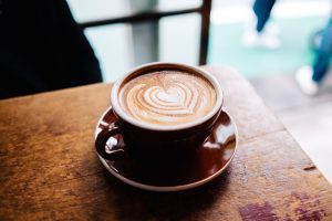 Cappuccino in gebarentaal. Dat kan bij de Sign Language Coffee Bar in Amsterdam.