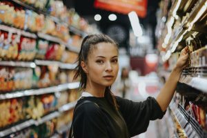 vrouw heeft weg gevonden naar de Appie met Google Assistent