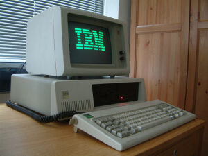IBM PC XT with green monochrome phosphor screen. De personal computer en h et world wide web zorgden voor de grootste veranderingen in de vertaalbranche